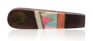 Holzpfeife mit buntem Mosaik